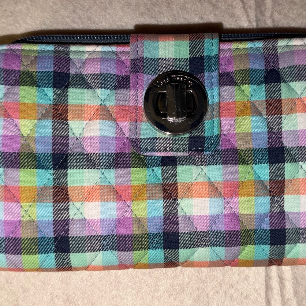 NWT Vera Bradley RFID Turnlock Wallet in Gingham Plaid - Picture 1 of 4